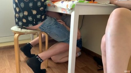 Сонная жена не заметил под столом любовницу